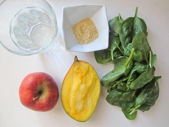 Zielony koktajl z zarodkami pszennymi i mango