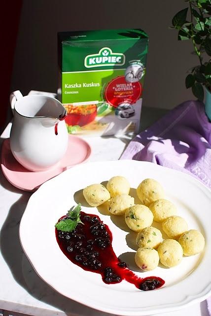 Lawendowo-melisowe gnocchi z kaszy kuskus z sosem jagodowym
