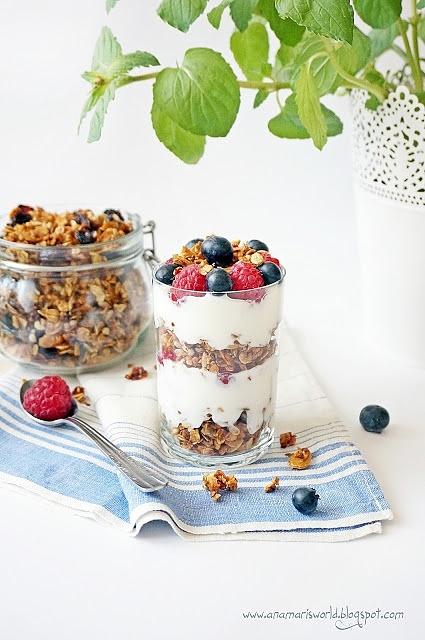 Jogurt naturalny z malinami borówką amerykańską i granolą