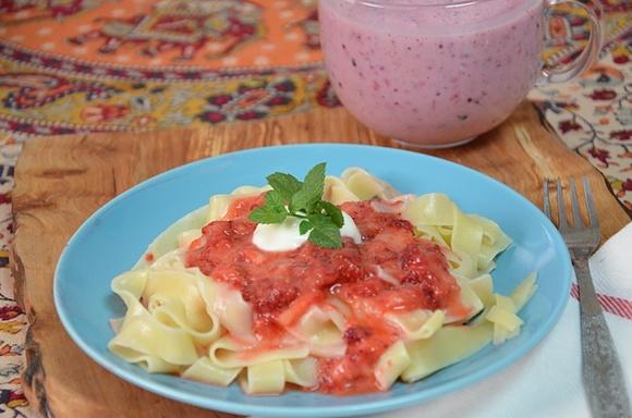 Makaron z truskawkami i śmietaną