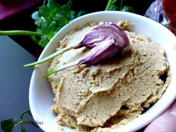 Domowy hummus libański z ciecierzycy