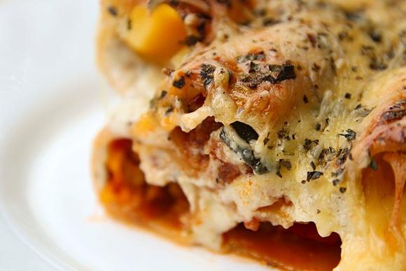 Canelloni z mięsem mielonym, cukinią i sosem czosnkowym