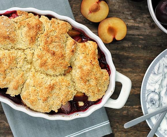 Śliwkowy cobbler zapiekane śliwki pod ciastem