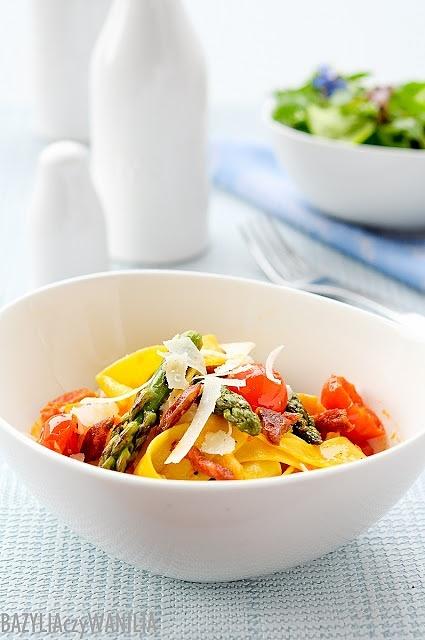 Makaron ze szparagami chorizo i pomidorkami koktajlowymi