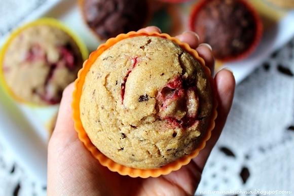 Kasztanowe muffinki z truskawkami i gorzką czekoladą