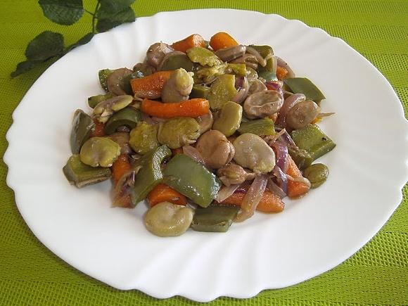 Gulasz warzywny z bobem, marchewką i zieloną papryką