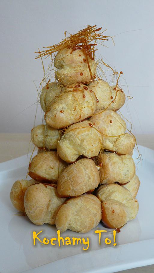 Croquembouche z serkiem owocowym i karmelowym nadzieniem