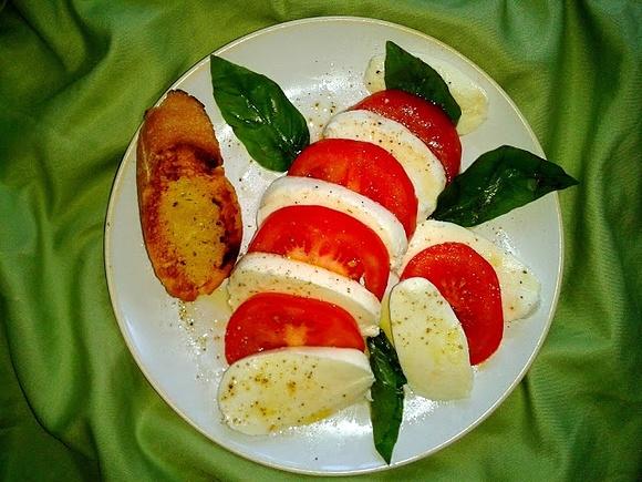Sałatka caprese z mozzarellą, pomidorami i bazylią