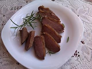 Pieczona piersi z młodej gęsi z nutą cynamonu