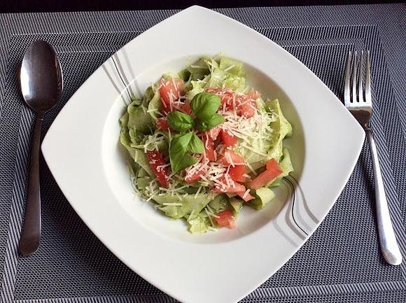 Makaron z pesto bazyliowym i pomidorami