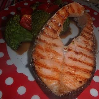 Grillowany łosoś z sałatką brokułową