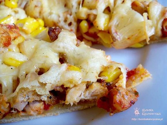 Pizza z kurczakiem i ananasem na słodko