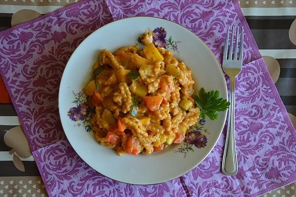 Makaron w delikatnym sosie pomidorowym z warzywami
