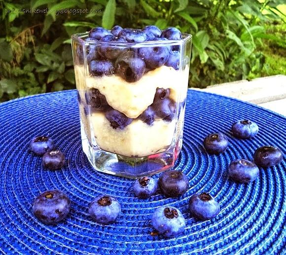 Mus bananowy z kaszą jaglaną i borówką amerykańską