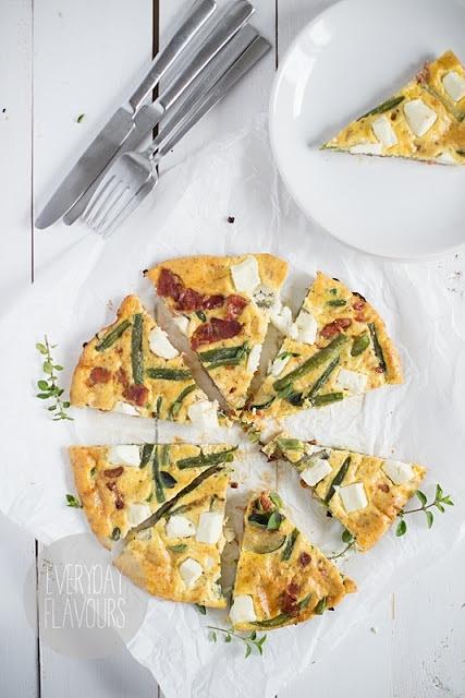 Frittata z fasolką cukinią fetą i szynką serrano