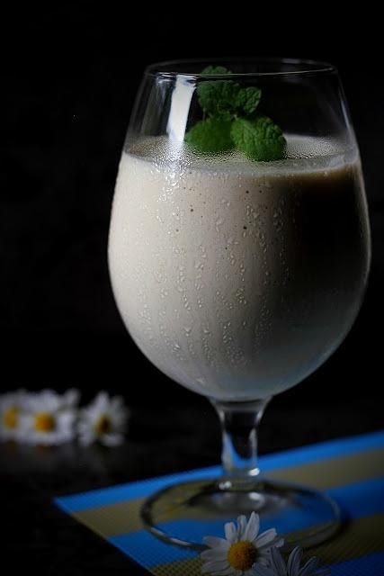 Zimne mango lassi z wodą różaną