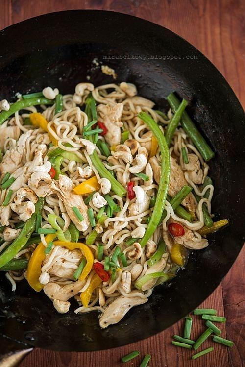 Chow mein z kurczakiem, warzywami i orzechami nerkowca