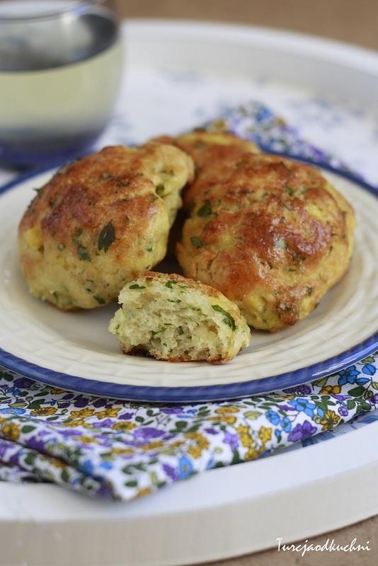 Poğaça tureckie bułeczki z ziemniakami i zieleniną na ramazanowe menu