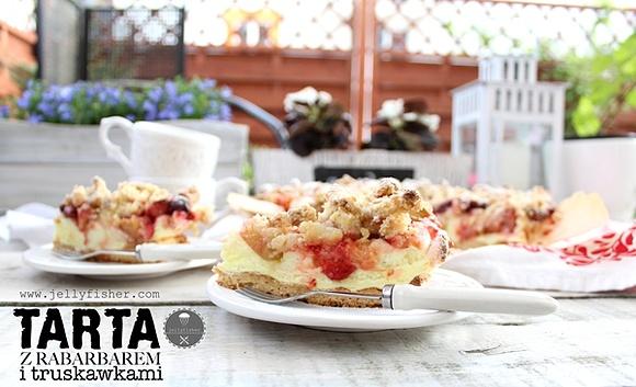 Tarta z rabarbarem i truskawkami z kruszonką