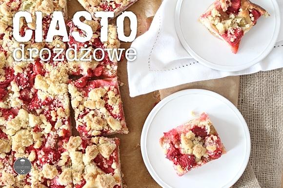 Ciasto drożdżowe z truskawkami rabarbarem i kruszonką