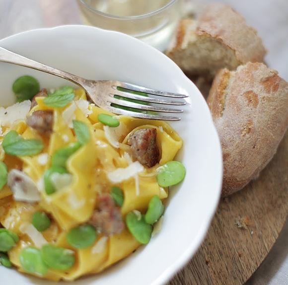 Pappardelle z bobem, białą kiełbasą i miętą