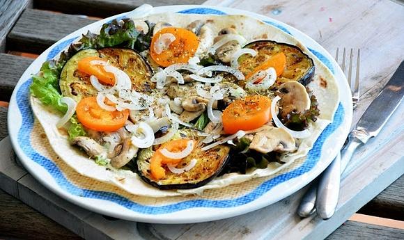 Tortilla z pieczonym bakłażanem i pieczarkami oraz chłodnikiem