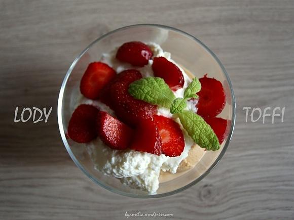 Domowe lody toffi z bitą śmietaną i truskawkami