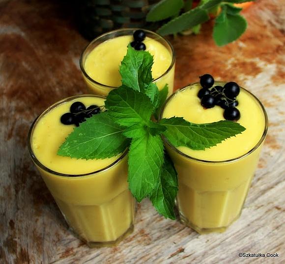 Koktajl z mrożonych bananów ananasa i mango
