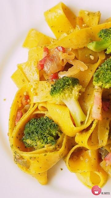 Tagliatelle z pesto i brokułami