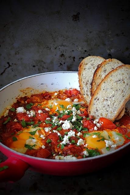 Shakshuka z pomidorami i papryką, idealne na śniadanie