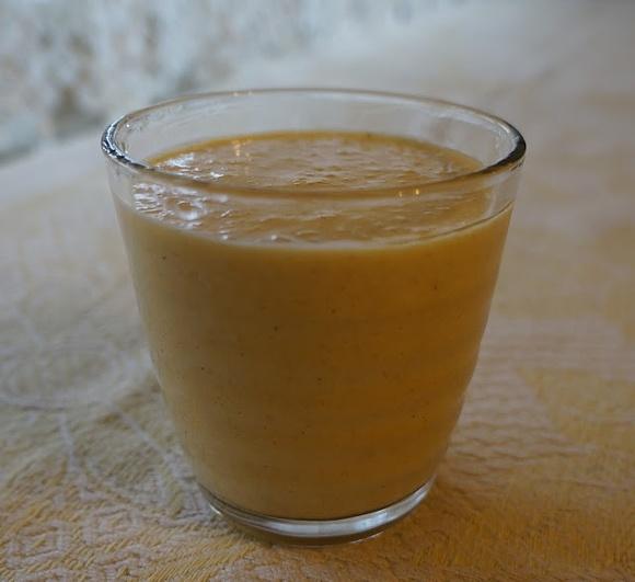 Koktajl mango, brzoskwinia, banan na bazie jogurtu i wody kokosowej