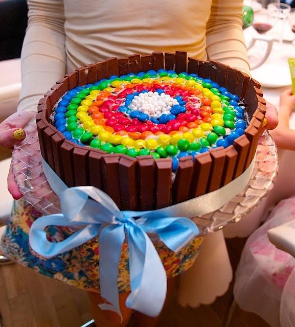 Tort Oreo tęczowy z M&M’sami na 4 latka