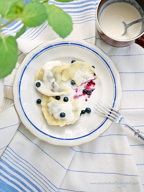 Pierogi z jagodami polane śmietaną - smak dzieciństwa
