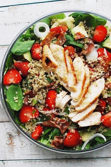 Letnia sałatka ze szpinakiem, komosą ryżową, kurczakiem i truskawkami