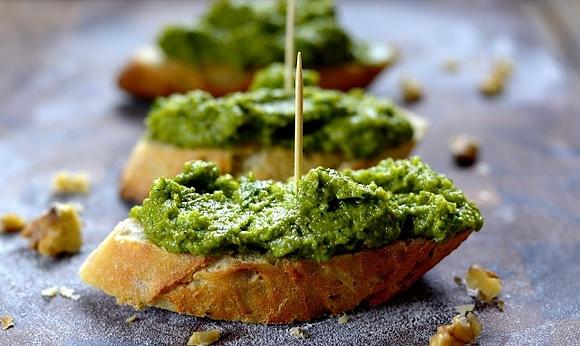 Weneckie cicheti z pesto z rukoli i orzechów włoskich