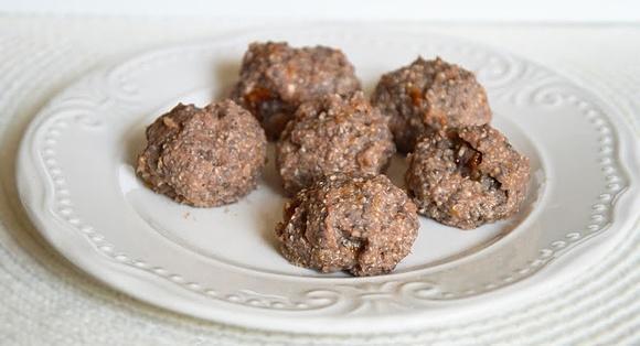 Raw amarantusowe pralinki z miechunki i nerkowca