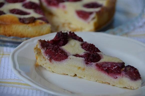 Lekki sernik z malinami i kaszą manną