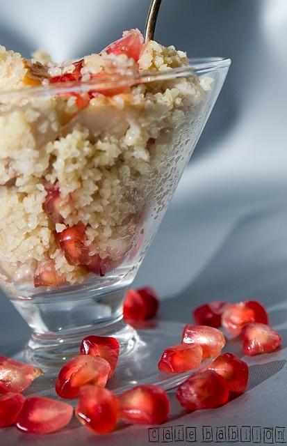 Sałatka z kaszą bulgur, granatem i wędzonym kurczakiem