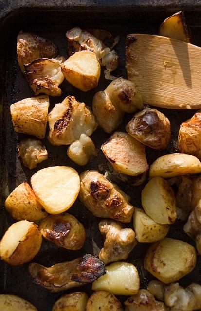 Pieczone ziemniaki i topinambur - przepis na domową przekąskę
