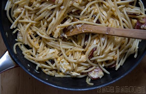 Makaron z jajkiem i kiełbasą na patelni