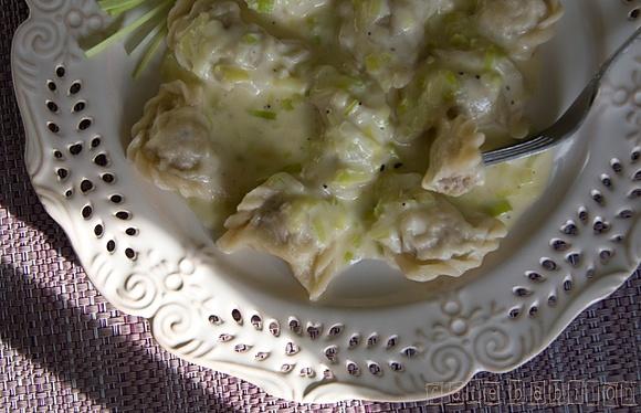 Pierożki z kurczakiem w sosie serowym