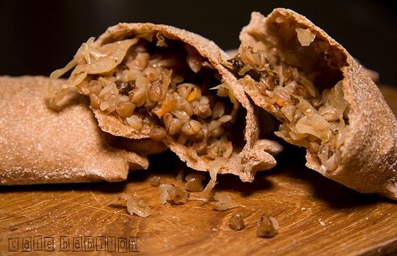 Razowe pierogi z kaszą gryczaną i kapustą kiszoną