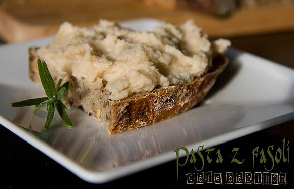 Pasta z fasoli z czosnkiem i rozmarynem