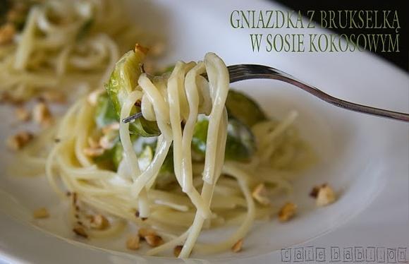 Gniazdka z brukselką w sosie kokosowym