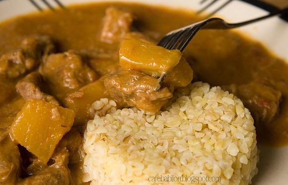 Curry z wieprzowiną i ananasem