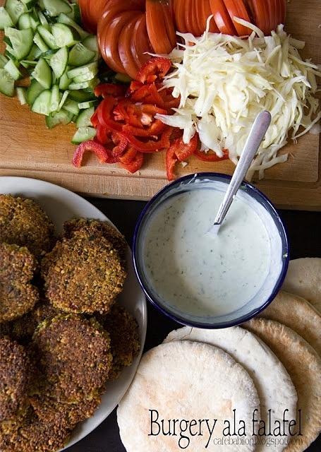 Burgery falafel w chlebkach pita