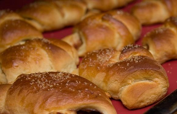 Rogaliki z powidłami na bazie drożdżowego ciasta
