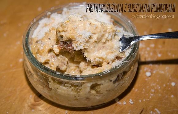 Pasta drożdżowa z suszonymi pomidorami