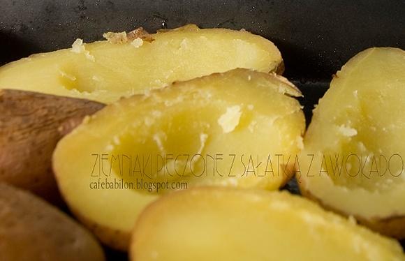 Pieczone ziemniaki z sałatką z awokado