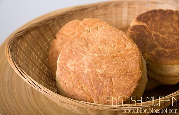 Angielskie muffiny płaskie bułki na drożdżach do śniadania